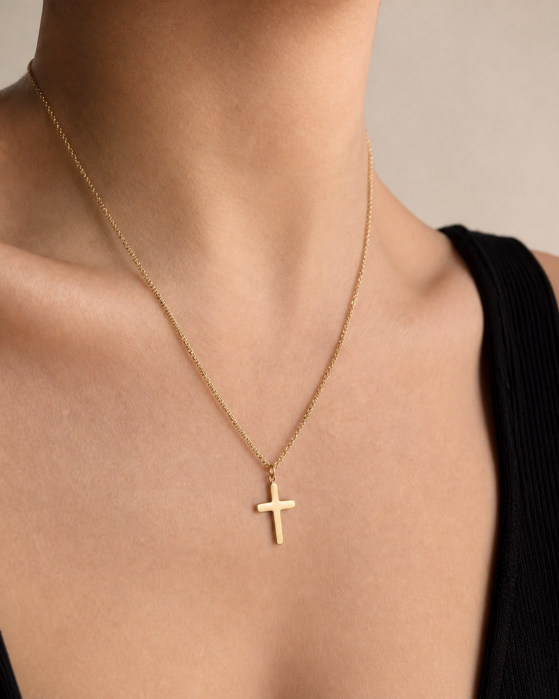 Collar Cruz de Fe puesto, foto sobre modelo